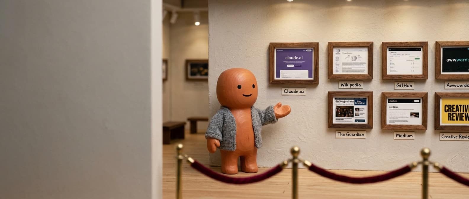 Houten Claude-mascotte met gebreid vest als trotse galerie-curator, wijzend naar een muur met ingelijste website-screenshots, met een fluwelen museumkoord op de voorgrond.